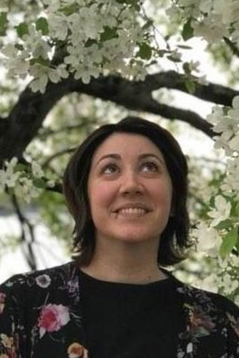 Alexia Ferracuti looking up at the flowers on the tree